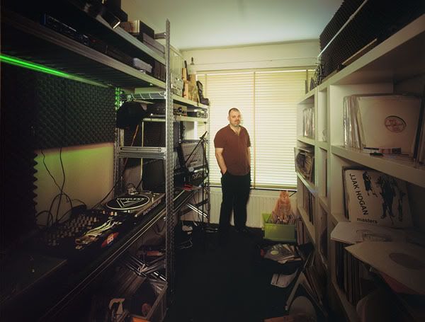 http://i57.photobucket.com/albums/g201/bobfutur/RobotDJX.jpg