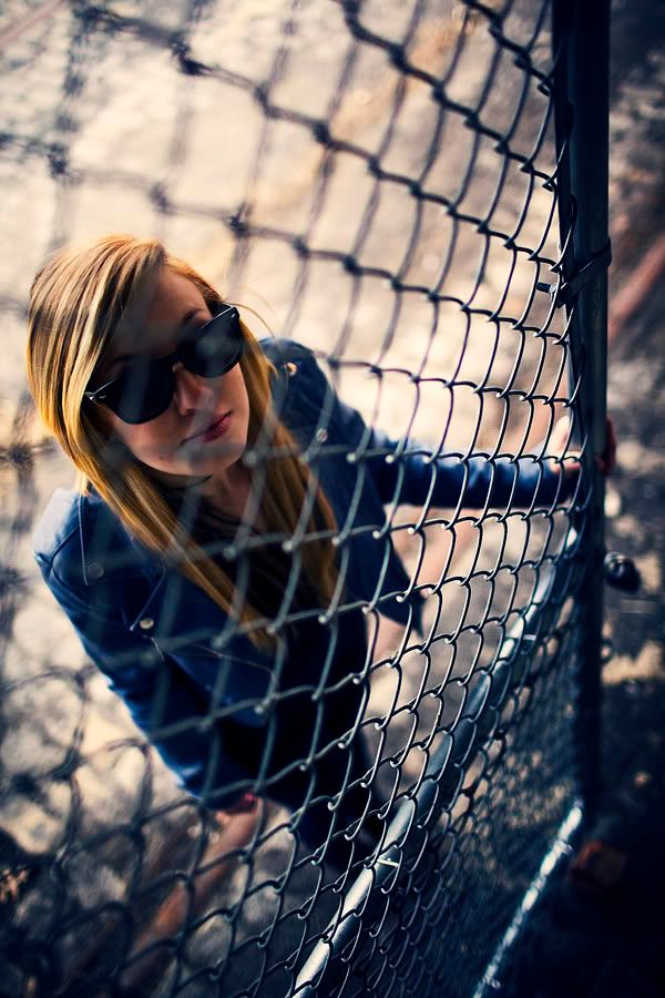 IMAGE: http://i57.photobucket.com/albums/g213/wallybud/Kristina-Fence1-SmallBlue-Gold.jpg