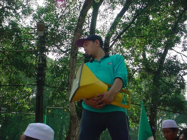 Human Speaker Stand