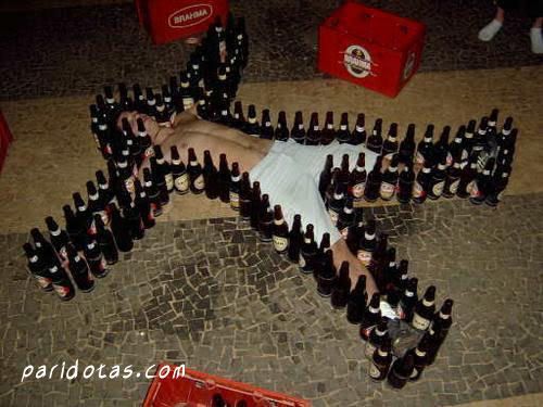 chico-borracho-rodeado-botellas