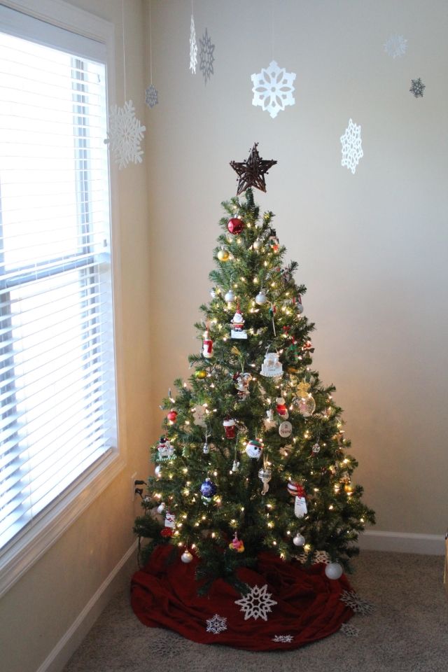 Christmas decor via Stilettos and Diapers