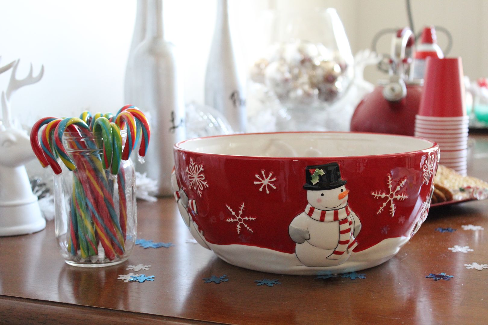 Easy Holiday Entertaining, Hot cocoa bar via Stilettos and Diapers