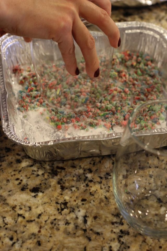 Easy Holiday Entertaining, candy cane cocktail rim via Stilettos and Diapers