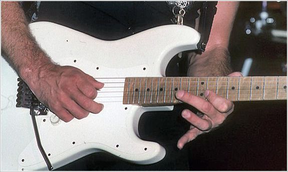 gary_moore_charvel_strathead_05.jpg