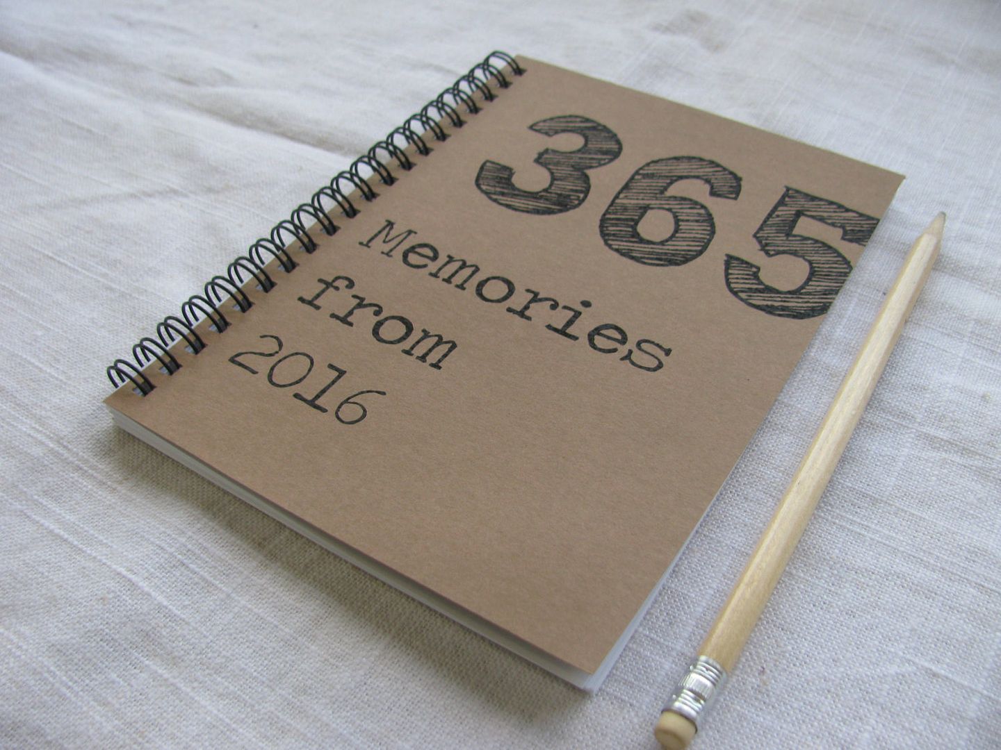 365 memories to make in 2016: Cool journal gift for a partner or best friend