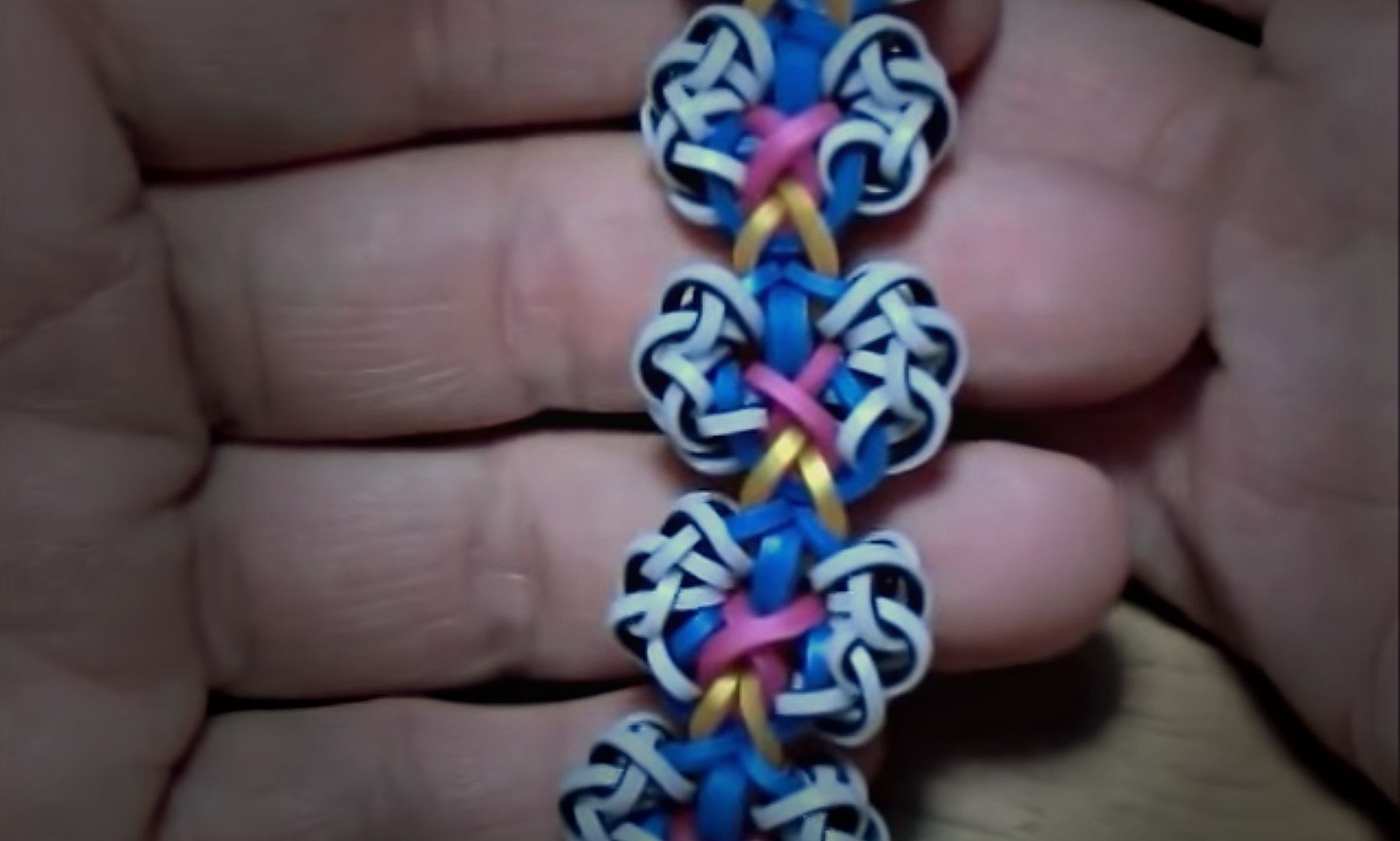 How to make the Angeline pattern loom band with your fingers |tutorial Jay Salvarez on YouTube