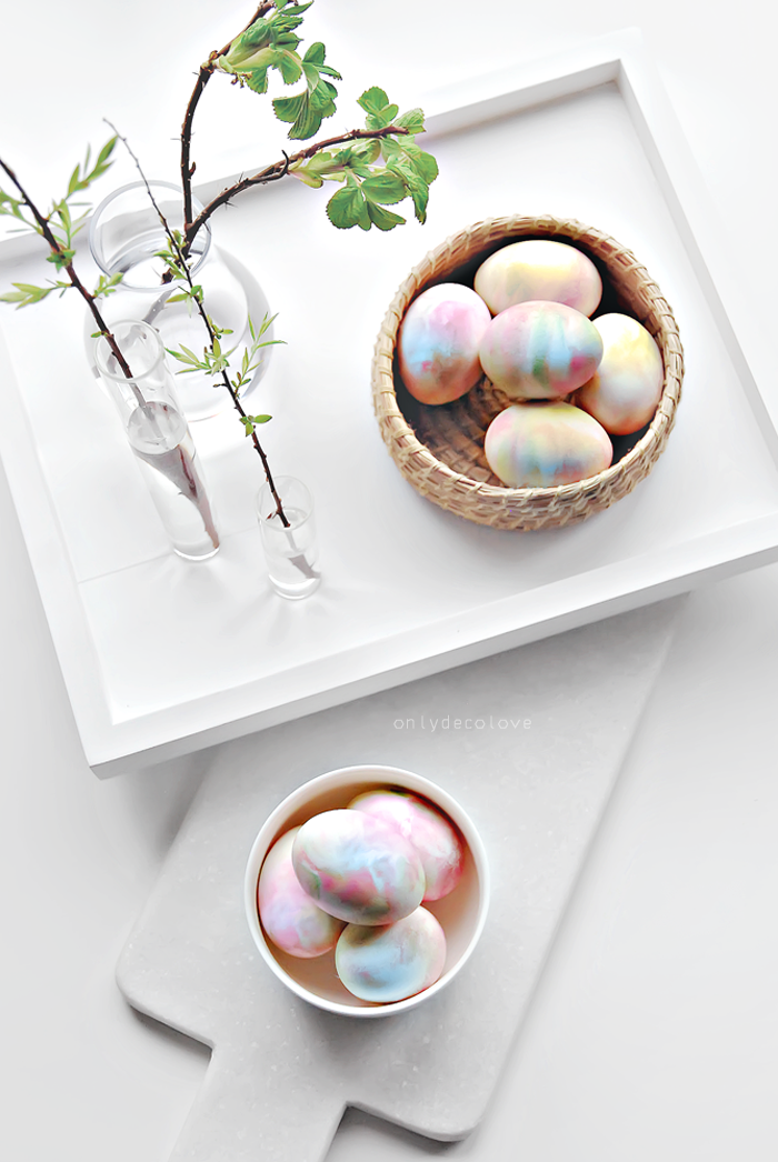 Decorating Easter eggs with whipped cream to get a tie-dye effect. DIY at Only Deco Love