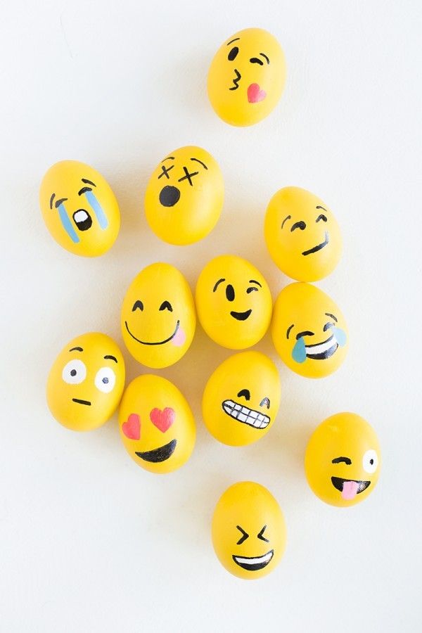 Emoji easter eggs DIY | via Kelly at Studio DIY