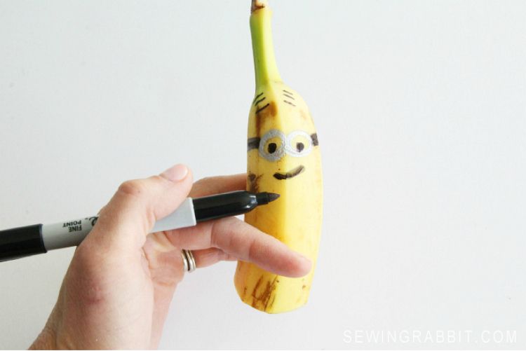 DIY Minion bananas tutorial with a cute serving suggestion for parties | Me Sew Crafty
