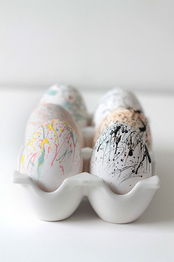Cool Easter egg decorating ideas: DIY paint-splattered egg tutorial at Squirrelly Minds