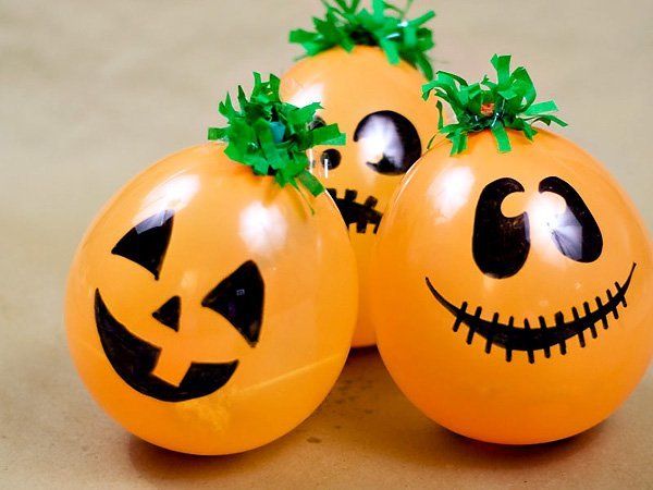 Peanuts party ideas: Have a Great Pumpkin Patch of balloons filled with treats | HWTM