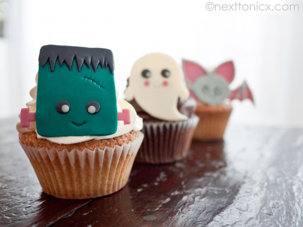 Kawaii Halloween cupcakes: Tutorial to make them out of white chocolate, or free printables to use as paper cupcake toppers  | Next to Nicx