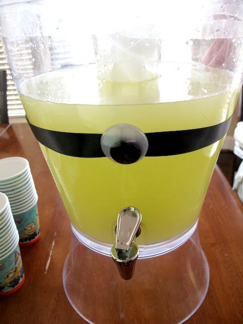Minions party idea: Easy way to decorate the lemonade pitcher | My Skoop