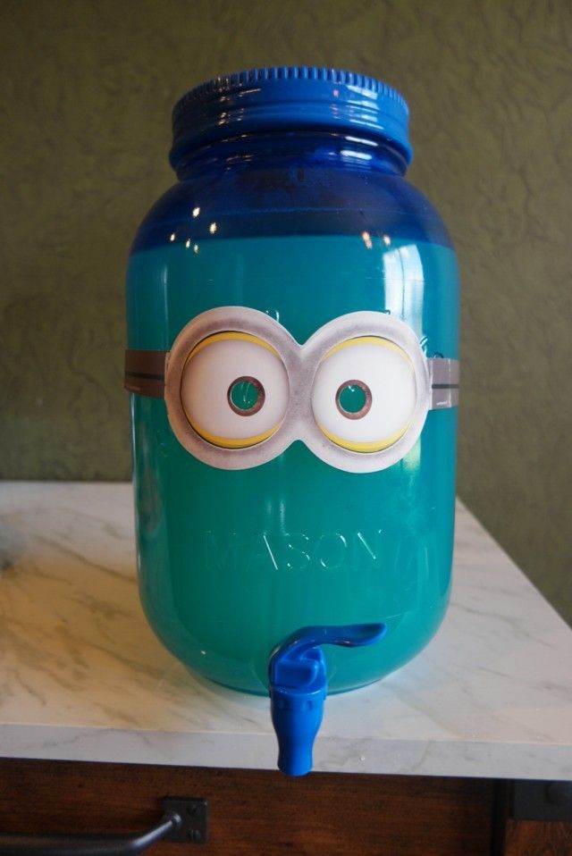 Minions party idea: Printable + mason jar = cool Minions lemonade dispenser. Or use individual mason jars for each child | via MomSpark