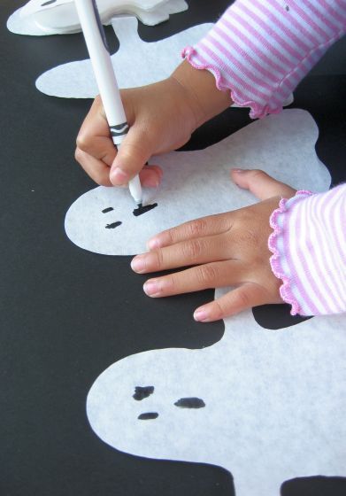 Last minute Halloween craft: paper ghost garland tutorial at Skip to My Lou