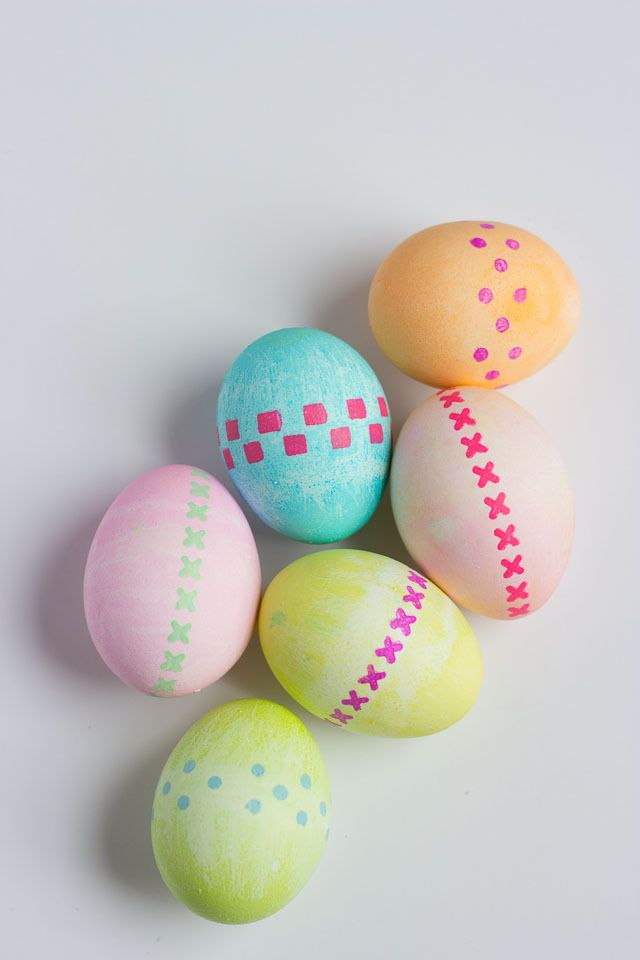Cool Easter egg decorating ideas: Stenciled egg tutorial at Design Improvised