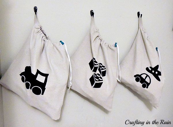 Tutorial for hanging toy bags -- great way to organize a playroom in a small space if you don't have room for shelves