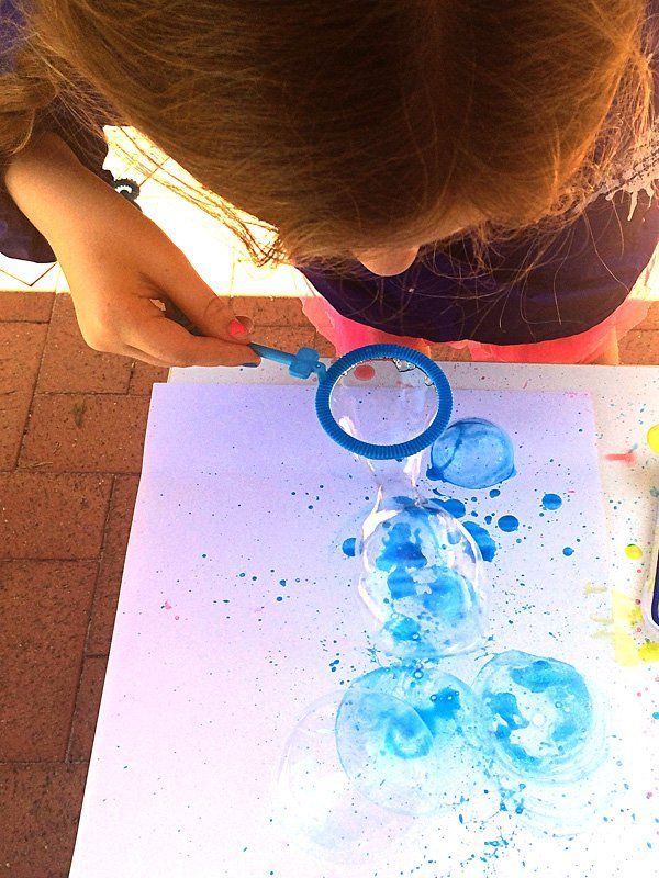 Creative paint projects for kids: Bubble painting! Instructions via Childhood 101