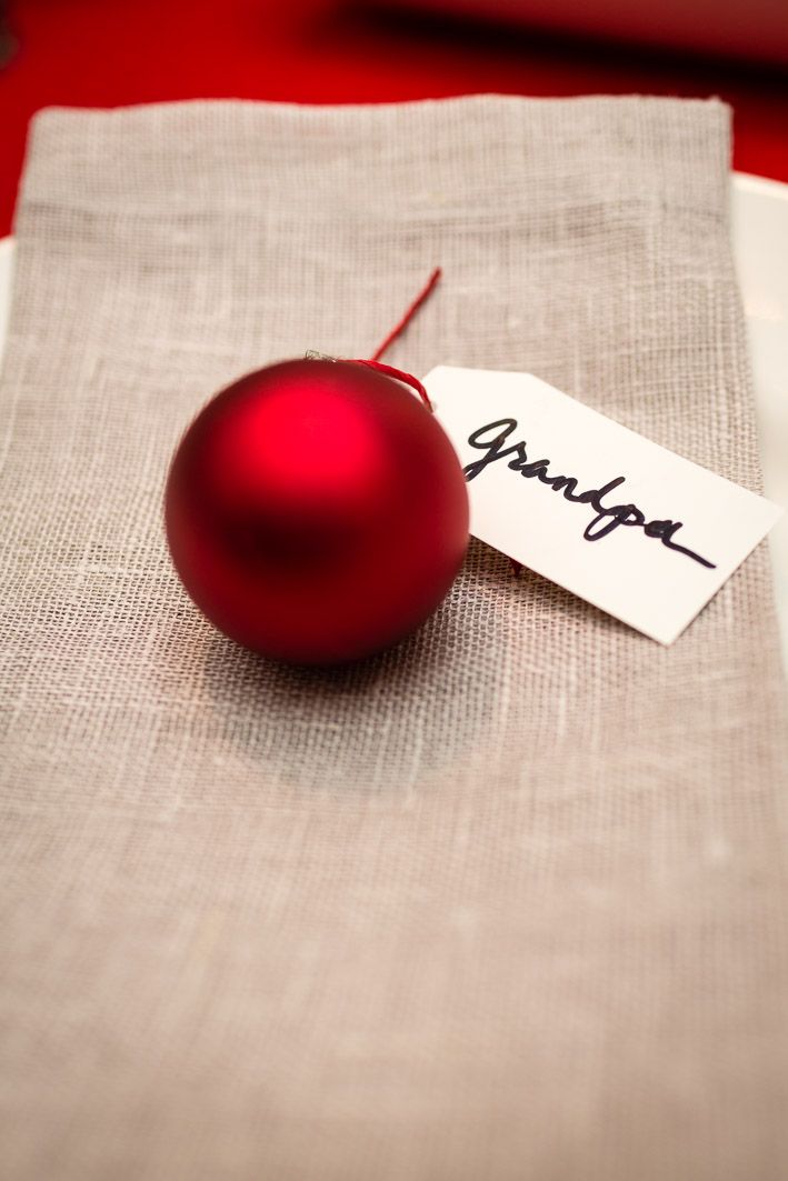 Simple holiday table setting idea: Handwritten name tag on an ornament