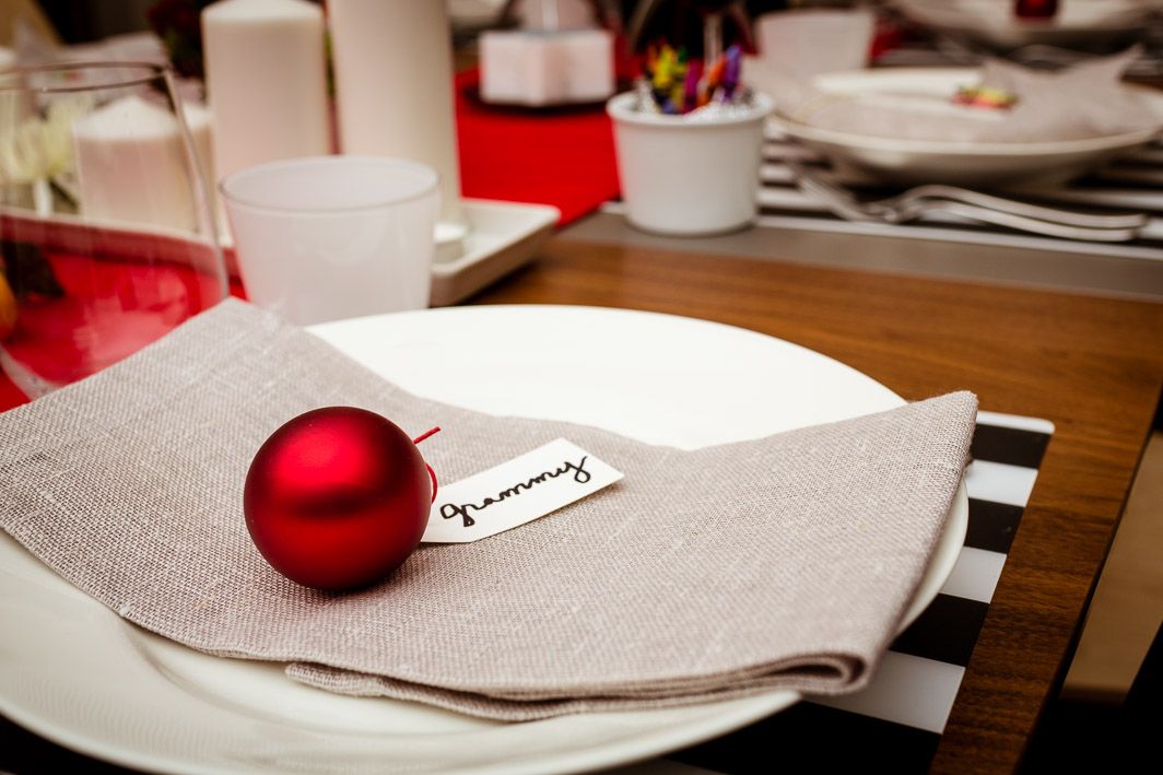 Modern holiday table setting tips and ideas