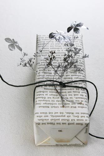 Sustainable holiday ideas to save money: Newspaper gift wrap by Helga Noack