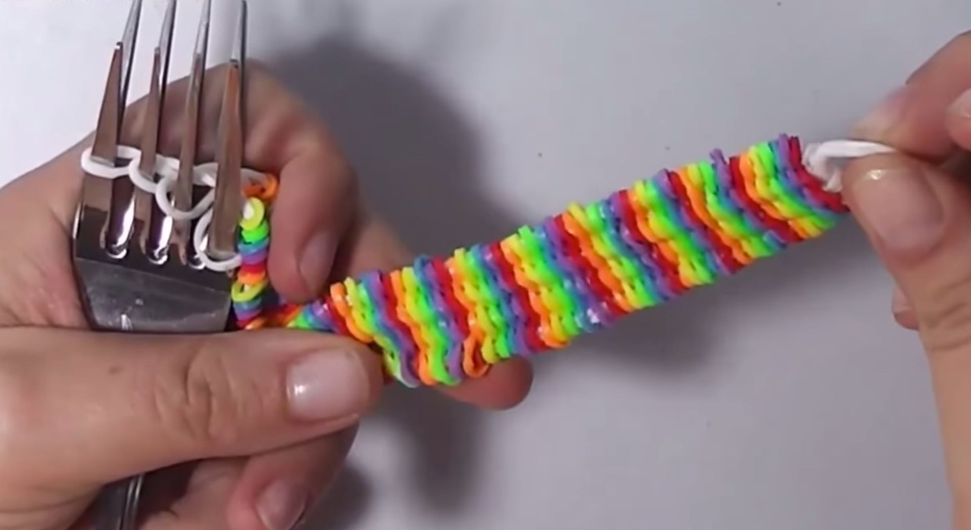 St. Patrick's Day crafts for kids: Rainbow Loom bracelet instructions by Olgacrafts