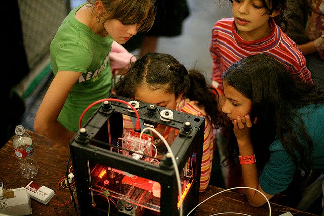 Holiday gifts for arts and crafts loving kids: gift certificate to kids’ makerbot class