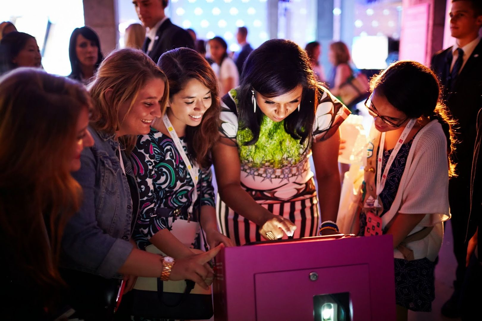 Mindy Kaling makes a 3D bracelet with girls at the Google #madewithcode kickoff
