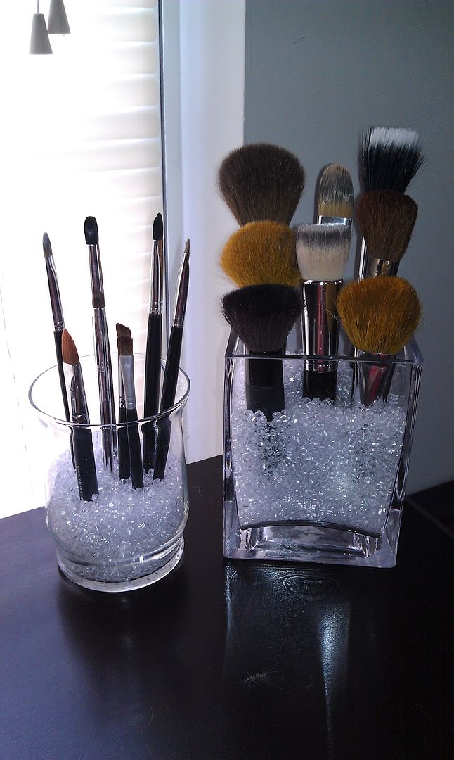 Clever makeup brush storage: a small vase with plant filler or marbles | JMC Designs