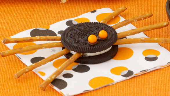 Oreo cookie spiders for Halloween | Cool Mom Picks