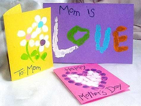 Easy handmade cards from the kids for Mother's Day | Put those fiingerprints to work and make some cute flower or heart cards.