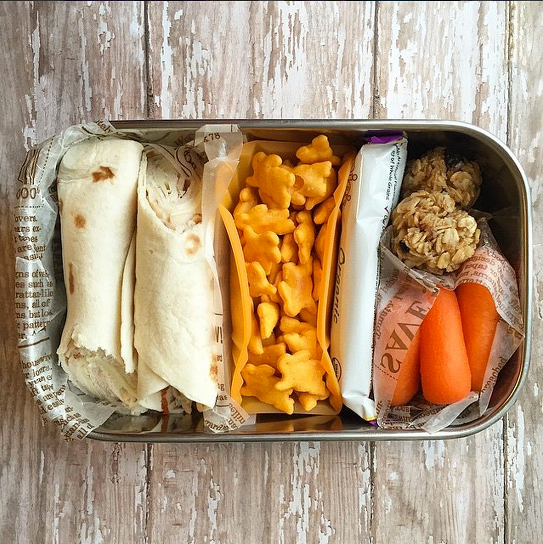 Healthy school lunch inspiration: Make an eaasy bento by separating snacks and sandwiches in one bento tin with snack bars and a little plastic wrap | Rock the Lunchbo