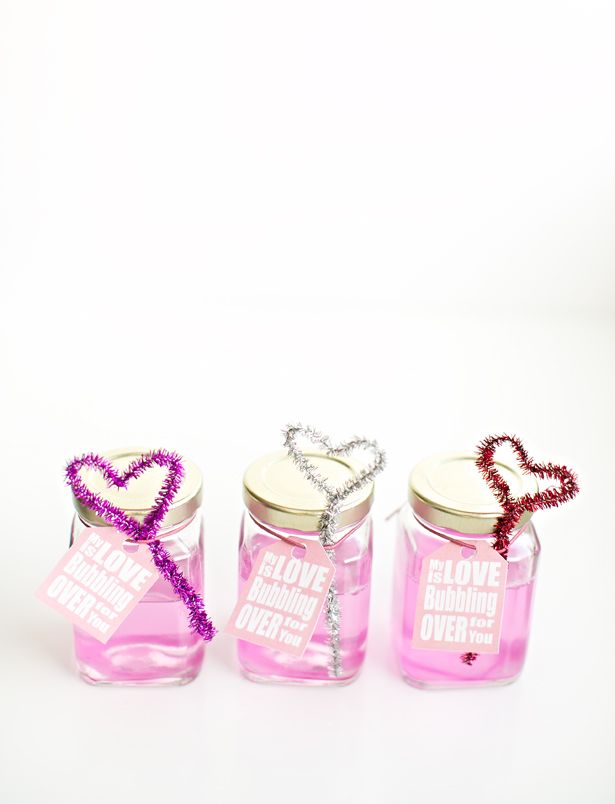 Valentines Day crafts that make fun gifts: DIY pink bubbles with heart wand